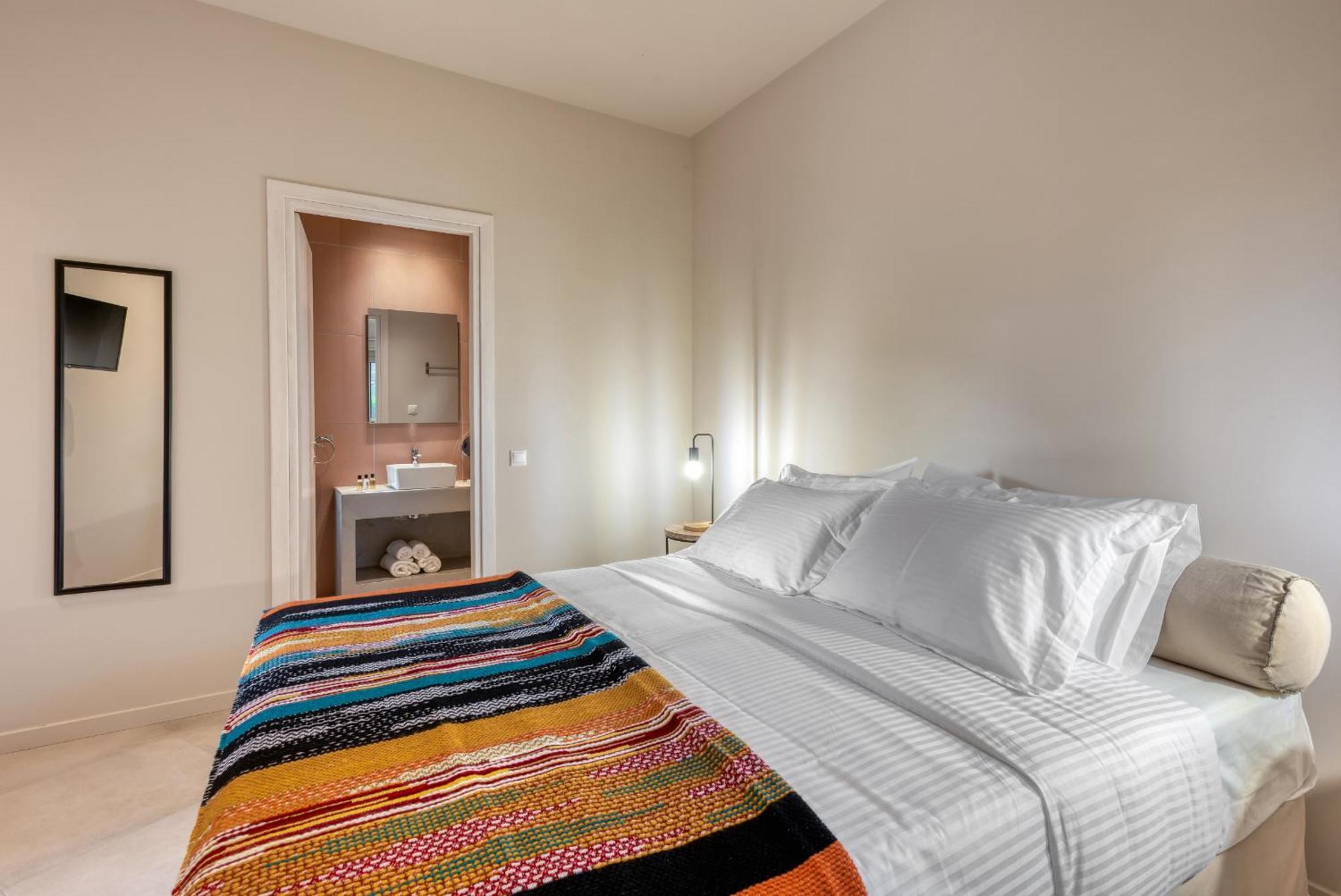 Saronis Suites Saronida 外观 照片